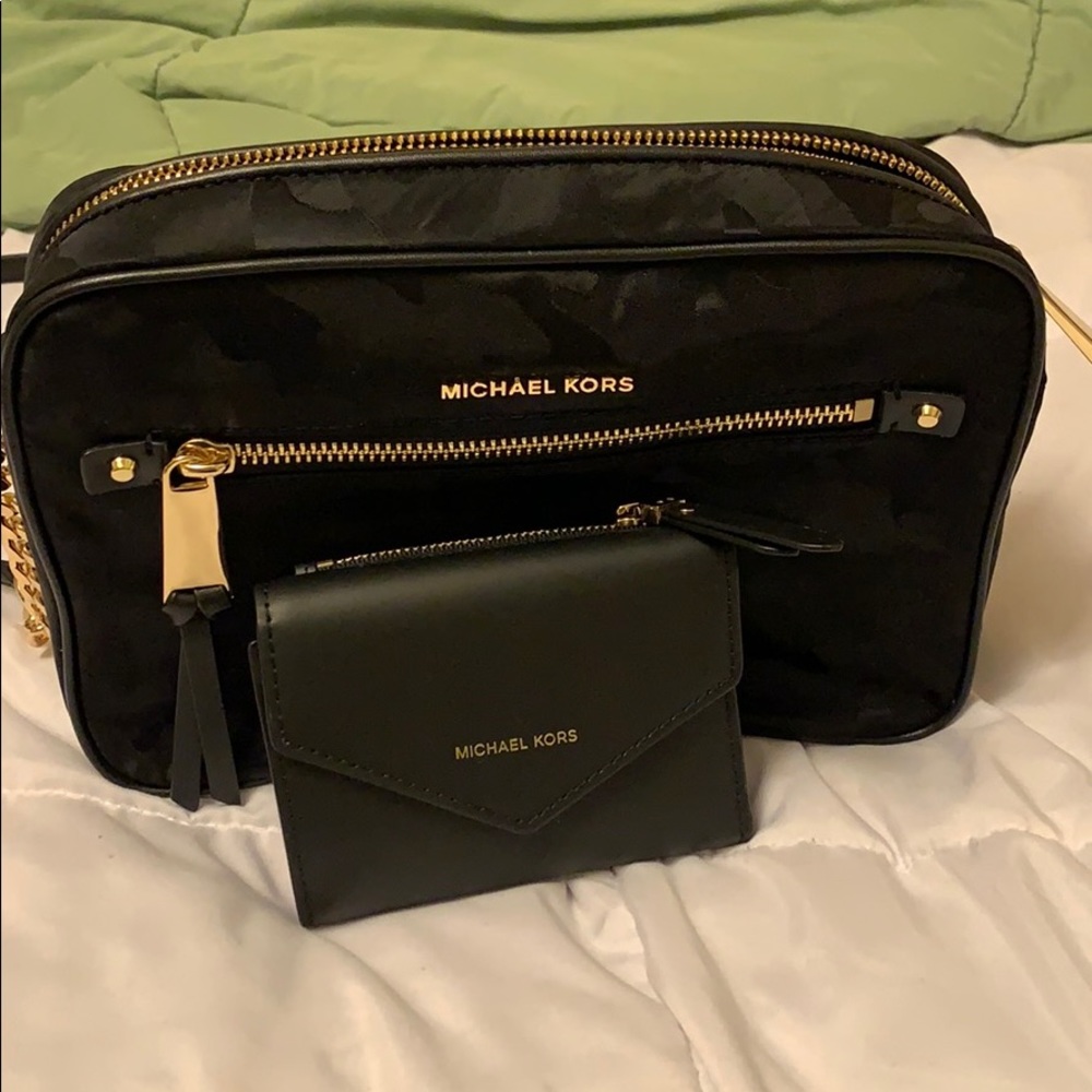Women’s Michaels Kors purse and wallet combo